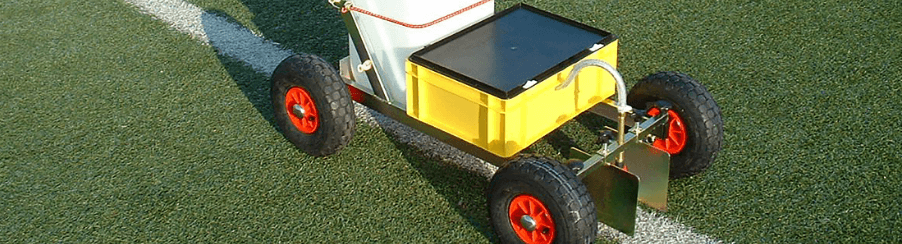 Markierwagen zur präzisen Sportplatzmarkierung auf Fußballplatz mit Führungsholm und robustem Behälter für Anlagenausstattung