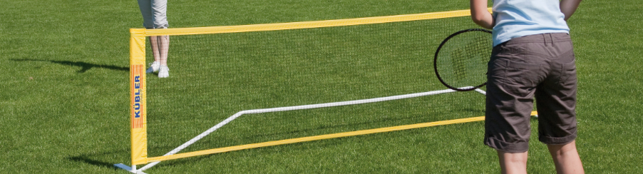 Mobiles Tennisnetz aufgebaut auf einem Tennisplatz – flexible Lösung für Racketsport auf verschiedenen Spielflächen