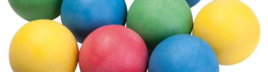 Verschiedene Moosgummibälle in leuchtenden Farben für Schule, Sport und Spielspaß auf einem Tisch