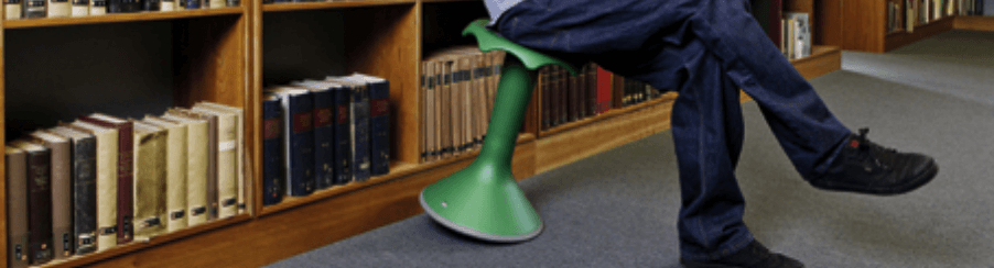 Moderner Pendelhocker als ergonomische Sitzlösung für therapeutische Praxiseinrichtungen