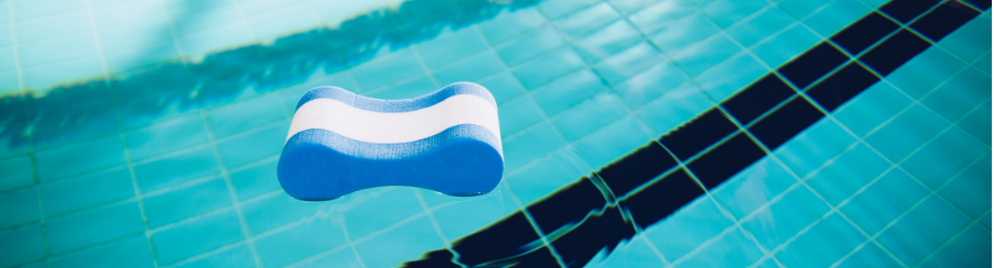 Schwimmtraining mit einem Pullbuoy zur Technikkorrektur und Kräftigung des Oberkörpers im Wasser