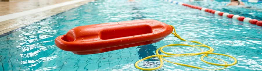 Rettungsboje im Einsatz bei Wassersport auf einem See zur sicheren Wasserrettung