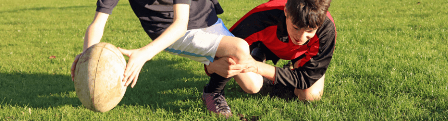 Teamsportler mit kompletter Rugbyausrüstung auf dem Spielfeld – passende Ausrüstung für Rugbyteams