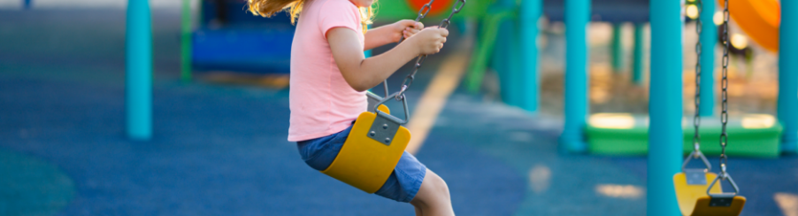Spielplatz mit stabiler Schaukel für Kinder aus Holz und Metall