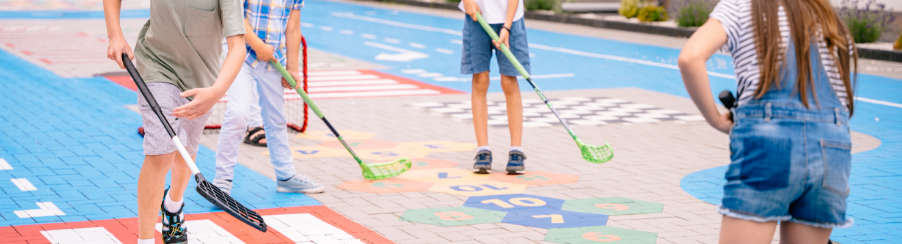 Schulhockey Schläger und Ausrüstung für Teamsport im Sportunterricht, mit verschiedenen Hockeyschlägern, Bällen und Schülersets