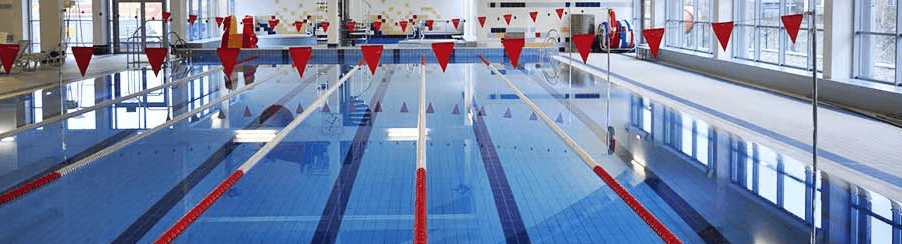 Schwimmbadausstattung für Wassersport im modernen Schwimmbad mit Trennleinen, Sprungbrett und Aufbewahrung