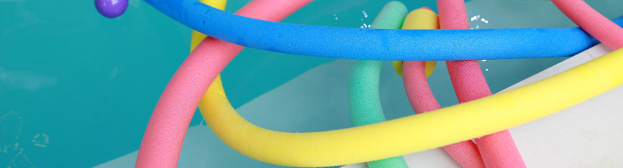 Unterschiedliche bunte Schwimmnudeln für den vielseitigen Einsatz im Wassersport im Schwimmbad