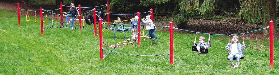 Spielende Kinder balancieren und hangeln auf einem Seilparcour auf einem modernen Spielplatz
