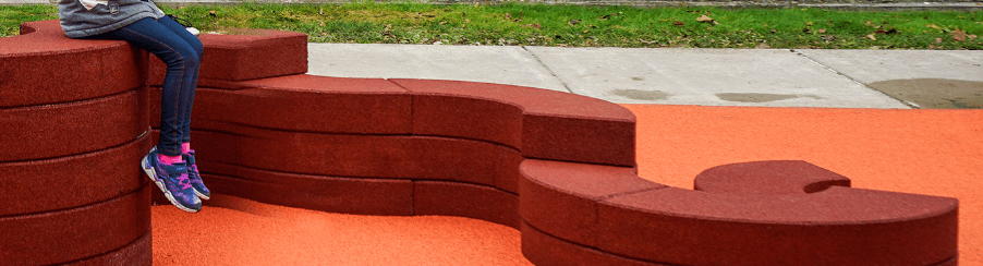 Sitzbänke für Spielplatzgeräte als wetterfeste und komfortable Sitzgelegenheit auf dem Spielplatz