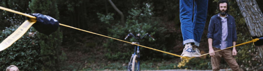 Therapiebedarf beim Balancieren auf Slackline zur Förderung von Gleichgewicht und Koordination
