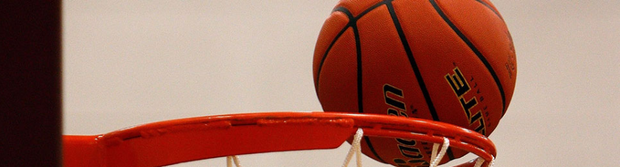 Verschiedene Soft-Basketbälle aus Schaumstoff für Schule, Verein und Freizeit, liegend auf dem Hallenboden