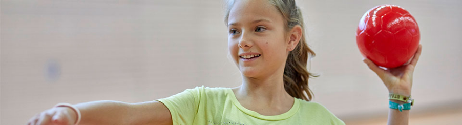 Mehrere farbige Softhandbälle für Training und Schule, ideal zum sicheren Handballspiel und für alle Altersgruppen