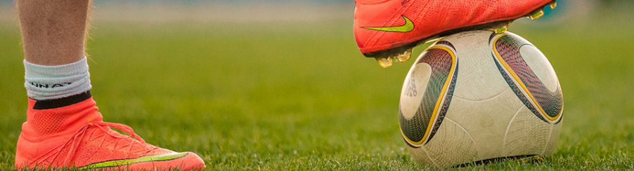 Verschiedene Spielbälle Fußball in hochwertiger Ausführung für Training und Wettkampf auf grünem Rasen