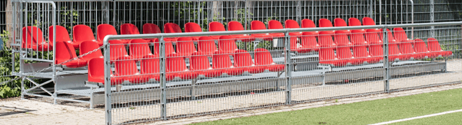 Sportanlagen Ausstattung mit verschiedenen Sportgeräten, Tribünen und Objektausstattung in moderner Sporthalle