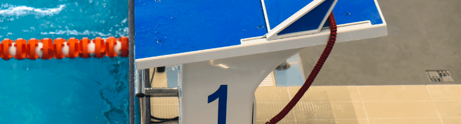 Startsockel Schwimmbad als Startvorrichtung mit rutschfester Plattform im Schwimmbecken für Training oder Wettkampf