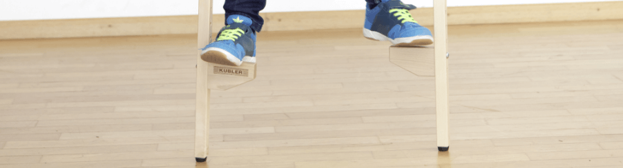 Kinder und Erwachsene beim Stelzenlaufen im Freien; vielseitige Stelzen für Freizeitspiele