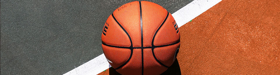 Streetball Ball für Outdoor-Basketball auf dem Freiplatz vor Basketballkorb, geeignet für Training und Turniere