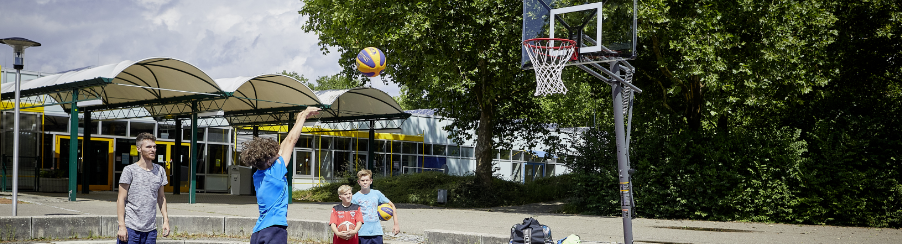 Streetballanlage für Teamsport im Außenbereich mit Basketballkorb, Zielbrett und wetterfestem Standfuß