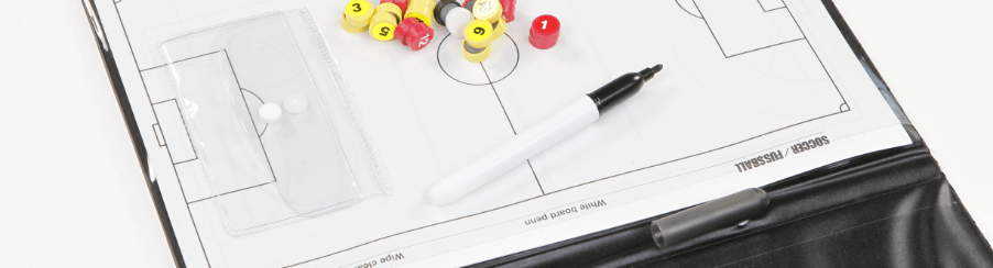 Fußballtrainer nutzt eine Taktikmappe mit Lehrtafel für die Spielanalyse am Spielfeldrand in der Anlagenausstattung