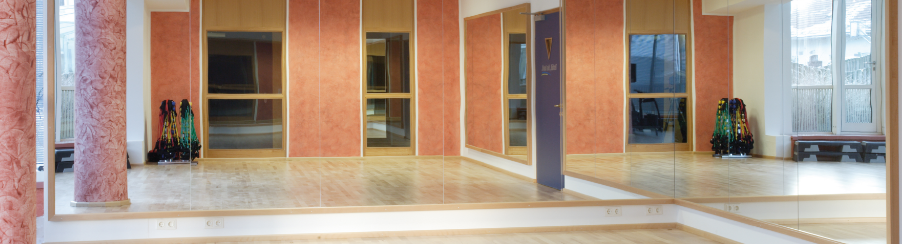 Tanzspiegel für Gymnastiktraining in einem hellen Studio