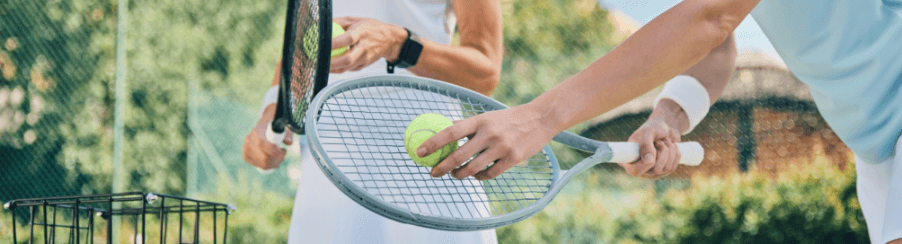 Auswahl an moderner Tennis Ausrüstung und Zubehör für Racketsport im Tennis Shop