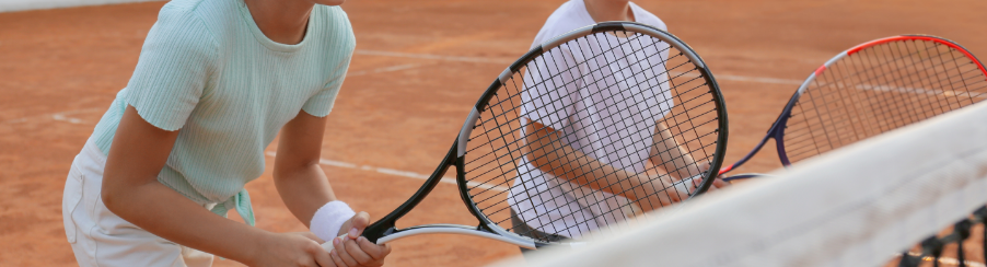 Verschiedene Tennisschläger für Racketsport auf einem Tennisplatz, detailreich präsentiert