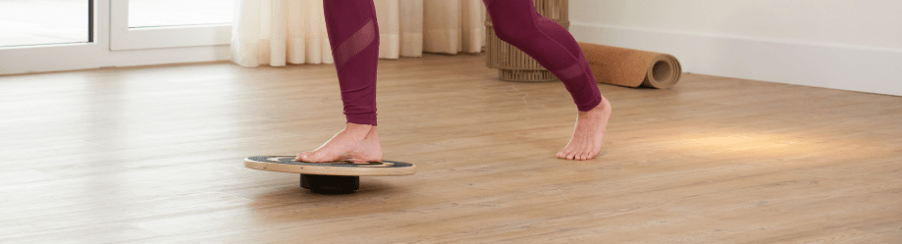 Ein Therapiekreisel aus Holz für Koordinationstraining in der Physiotherapie