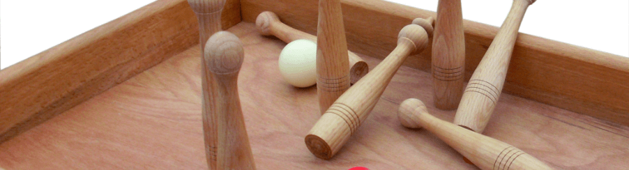 Verschiedene Tischspiele für Freizeit, Familie und Gruppen: Auswahl an Brettspielen, Kartenspielen und Gesellschaftsspielen auf einem Tisch