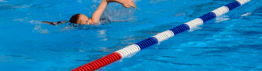 Schwimmende Trennleine zur Bahnabtrennung im Schwimmbecken für Wassersport, aufgenommen in einem modernen Hallenbad