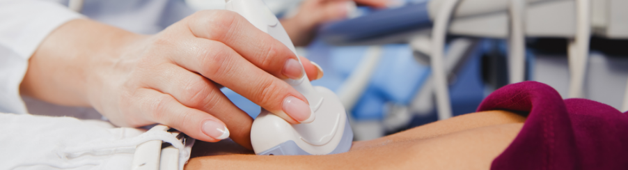 Ein Ultraschallgerät für therapeutische Anwendungen auf einem Behandlungstisch in einer modernen Therapiepraxis