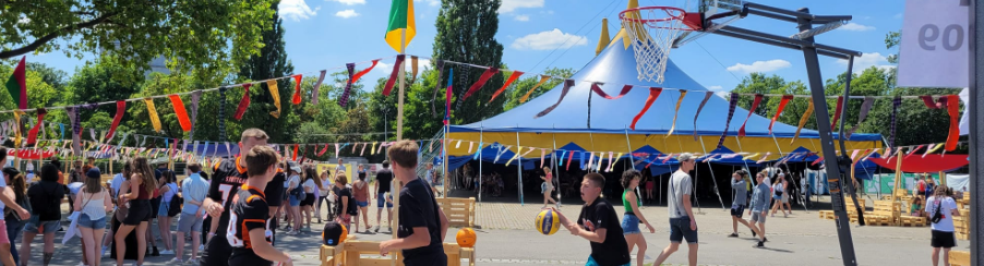 Verschiedene Produkte aus dem Veranstaltungsbedarf für Vereine, wie Bierzeltgarnituren, Beschilderungen und Einlassbänder auf einer Vereinsfeier