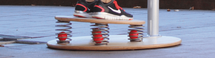 Balanceübungen mit einem Wackelbrett im Therapiebereich für Gleichgewicht und Koordination