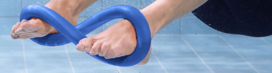 Verschiedene Wassergymnastikgeräte im Schwimmbad-Einsatz, geeignet für Aquafitness, Reha und Training im Wasser