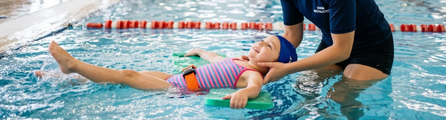 Schwimmende Wassermatte für Wassersportler beim Einsatz auf einem Badesee