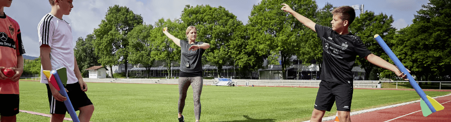 Mehrere bunte Wurfraketen für Freizeitspiele im Einsatz auf einer Wiese