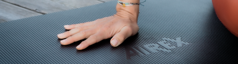 Nahaufnahme von einer Hand auf einer AIREX Pilatesmatte