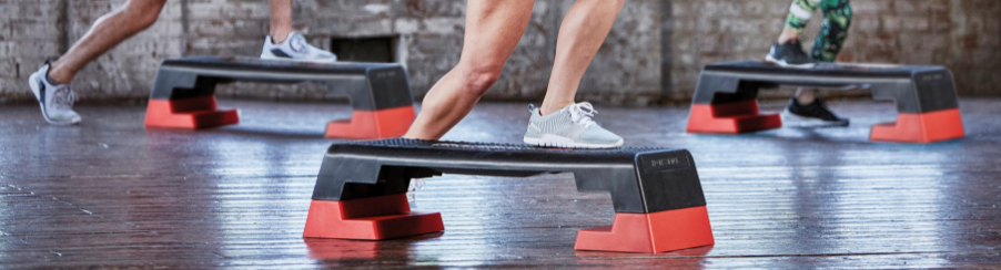 Fitnesskurs mit Aerobic Steppbretter in Schwarz-Rot