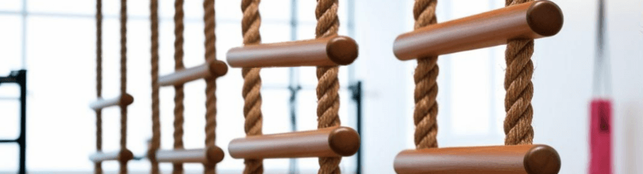 Strickleitern mit Seil-Streben und Holzsprossen – Perfekt für Kletterübungen und Balancetraining. Jetzt online kaufen!