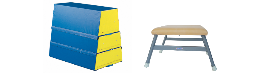 Turnhocker bei Kübler Sport: Ein Schaumstoff-Turntrapez und ein Sprunghocker aus Leder