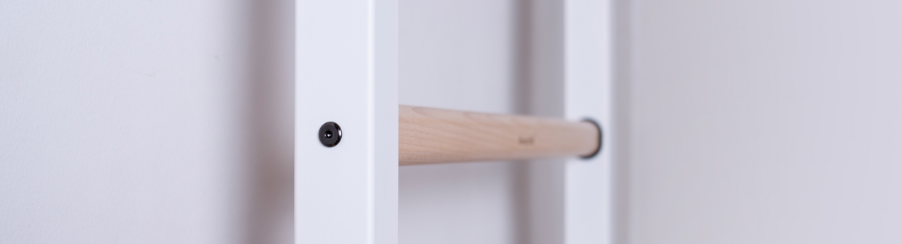 Metallsprossenwand in Weiß mit Holzsprossen