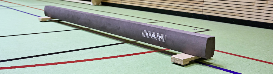 Übungsschwebebalken von Kübler Sport mit grauem Überzug in Sporthalle